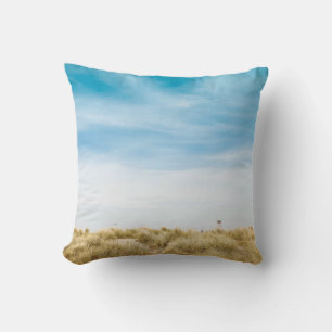 Coussin Champ d'herbe verte sous un ciel bleu