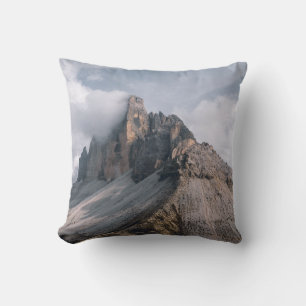 COUSSIN CHAMP ET VUE MONTAGNE SOUS LE CIEL BLANC ET BLEU