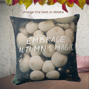 Coussin Champignons de la boule blanche parmi les feuilles
