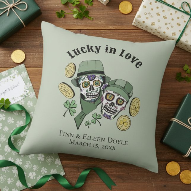 Coussin Chanceux en amour Nouvelles mariés aux crânes de s (Lucky in Love Irish Couples Shower Sage Pillows. Irish Sugar Skulls, Green Shamrocks, Gold Coins)
