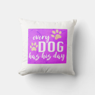 Coussin chaque chien a son jour drôle fuchsia et blanc