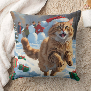 Coussin Chat Angora Turc courant dans la neige avec un cha