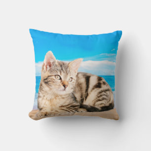 Coussin Chat assis sur la plage de Tropical Island