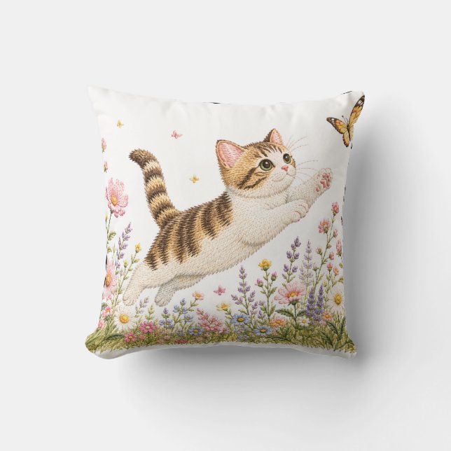 Coussin Chat brodé poursuivant un papillon dans une prairi (Recto)