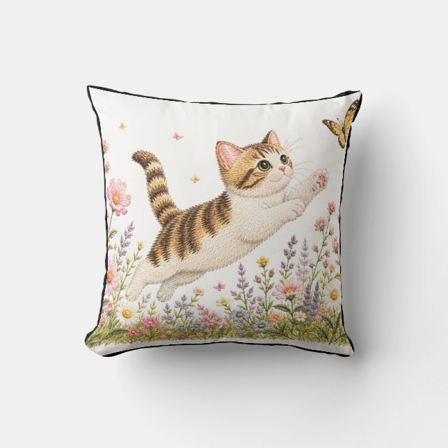 Coussin Chat brodé poursuivant un papillon dans une prairi (Recto)