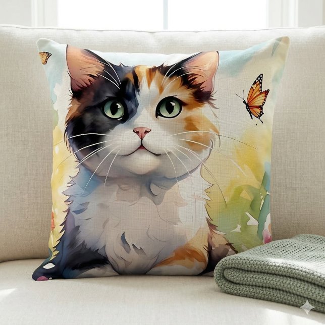 Coussin Chat calicot dans un jardin printanier avec papill (Calico Cat in Spring Garden with Butterflies Throw Pillow On Sofa)