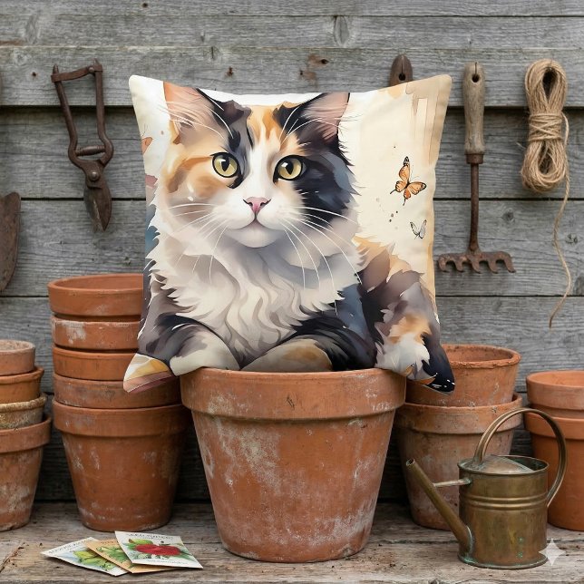 Coussin Chat calicot fantaisiste à l'aquarelle et papillon (Whimsical Watercolor Calico Cat and Butterflies Throw Pillow Mockup E)