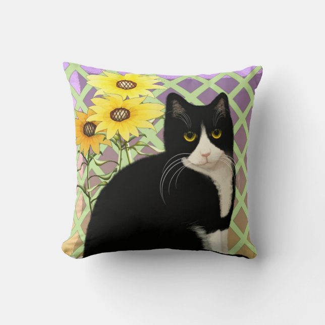 Coussin Chat de Tuxedo noir et blanc dans le jardin (Recto)