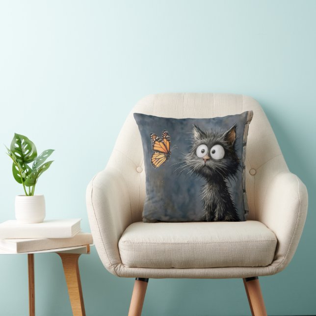 Coussin Chat dépenaillé fixant un papillon (Chaise)