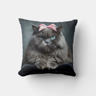 Coussin Chat désapprobateur : Chat gris duveteux avec un n