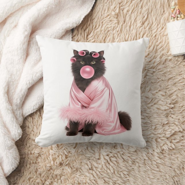 Coussin Chat en robe rose avec bigoudis et bubble-gum   (Couverture)
