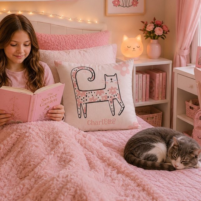 Coussin Chat floral rose fantaisiste nommé Think Pink (Créateur téléchargé)