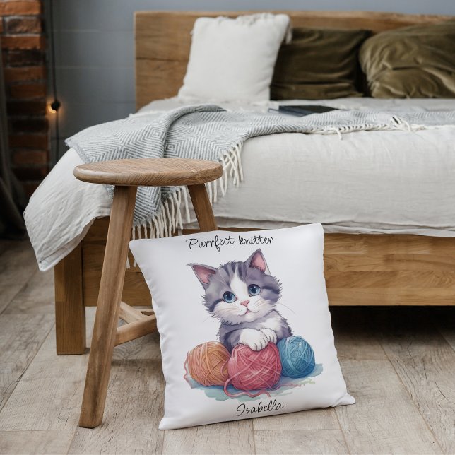 Coussin Chat knitter personnalisé pour les amateurs de fil (A great pillow for anyone who loves cats and knitting. This watercolor illustration of a cute kitty.)