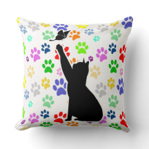 Chat mignon à la recherche d'un papillon sur un Mo