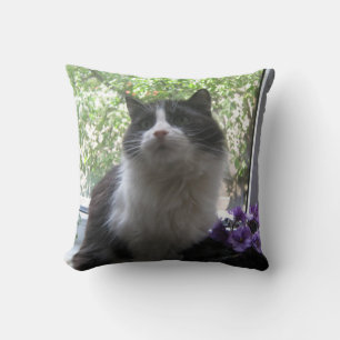 Coussin Chat noir et blanc, fleurs.