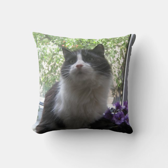 Coussin Chat noir et blanc, fleurs. (Recto)