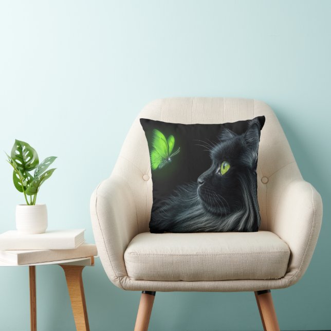 Coussin Chat noir fixant un papillon vert lumineux (Chaise)