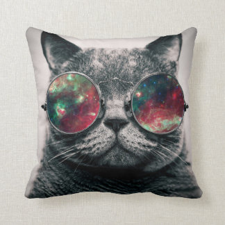 Coussin chat portant des lunettes de soleil