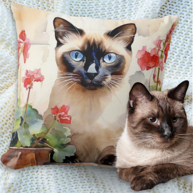 Coussin Chat siamois à l'aquarelle avec fleurs de géranium (A pillow cushion with illustration of a Siamese cat with red geraniums in a watercolor style)