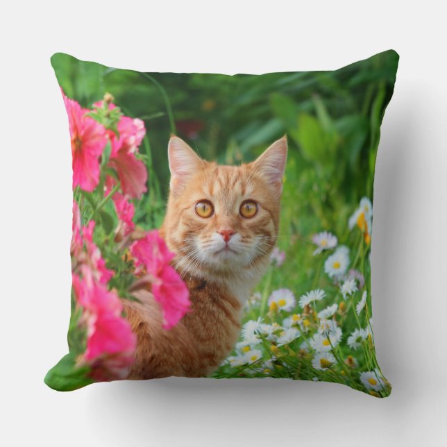 Coussin Chat Tabby Orange Parmi Les Fleurs Jeter L'Oreille (Recto)