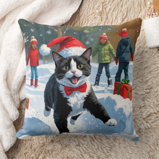 Coussin Chat Tuxedo Courant dans la Neige avec un Chapeau  (Couverture)