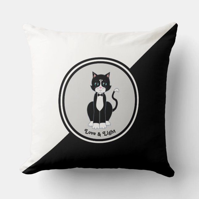 Coussin Chat Tuxedo sur Fond Noir et Blanc (Recto)