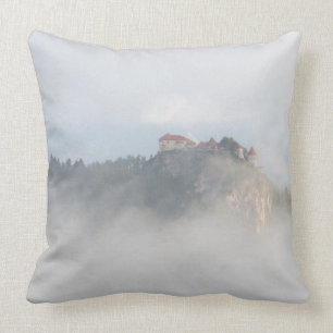 Coussin Château saigné entouré par des nuages