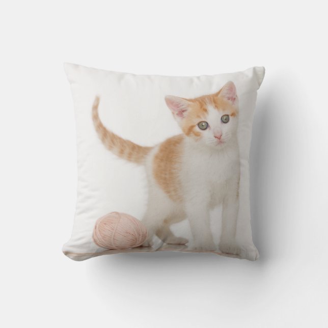 Coussin Chaton à côté de boule de ficelle (Recto)