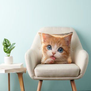 Coussin Chaton aux yeux bleus se léchant la patte