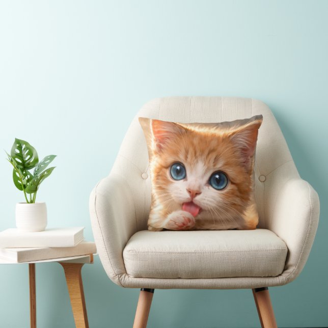 Coussin Chaton aux yeux bleus se léchant la patte (Chaise)
