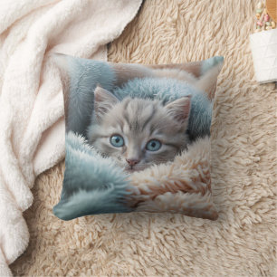 Coussin Chaton duveteux dans une couverture douce