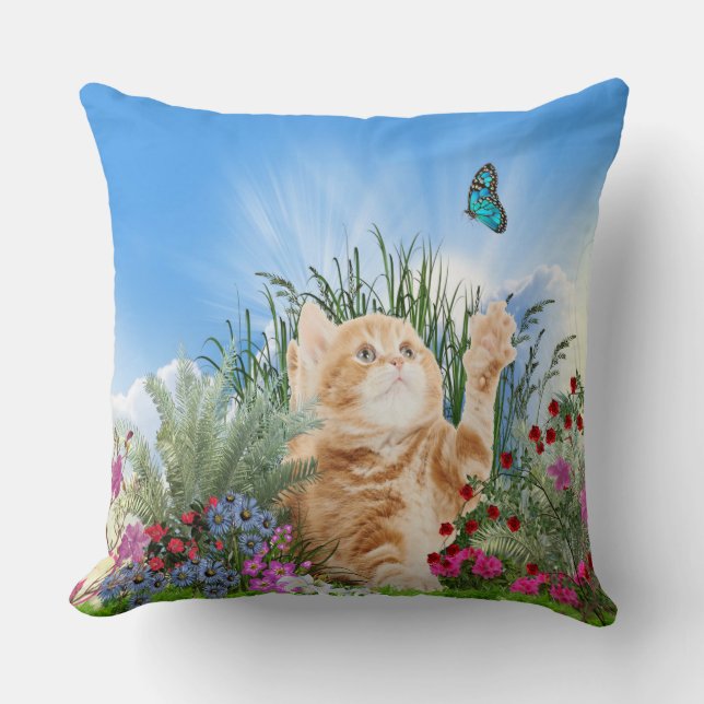 Coussin Chaton gingembre jouant avec un papillon (Recto)