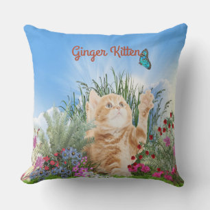 Coussin Chaton gingembre jouant avec un papillon