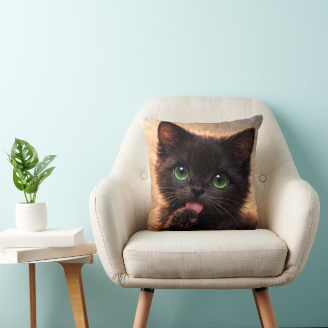 Coussin Chaton noir aux yeux verts se léchant la patte (Chaise)