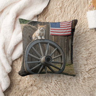 Coussin Chaton sur une vieille roue de chariot