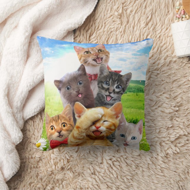 Coussin Chatons amusants dans le champ vert. (Couverture)