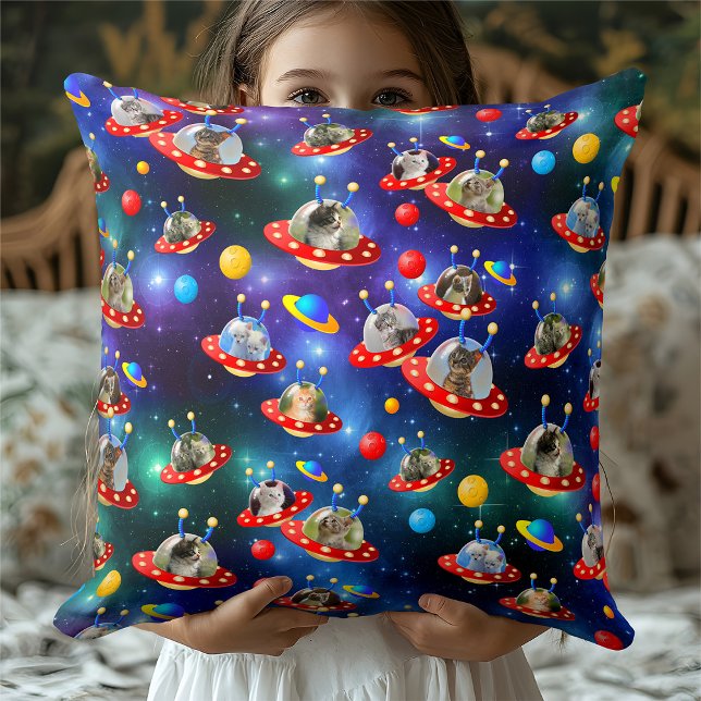Coussin Chatons cosmiques en Alien vaisseau spatial OVNI S (Créateur téléchargé)