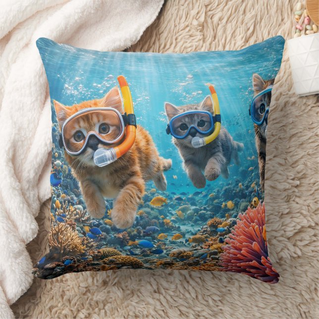 Coussin Chatons plongeurs en haute mer, snorkeling sous-ma (Couverture)