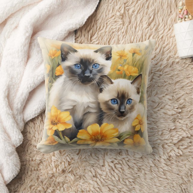 Coussin Chatons siamois avec des fleurs jaunes  (Couverture)