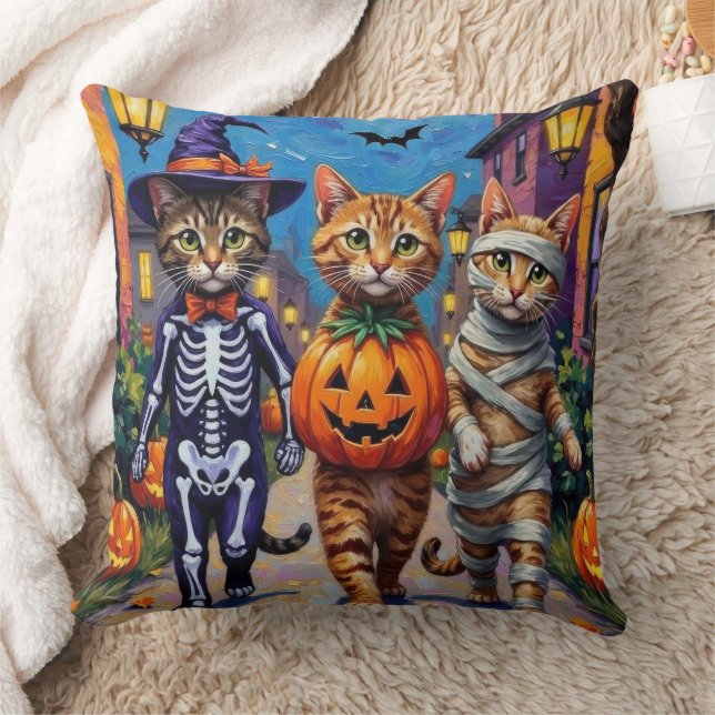 Coussin Chats abyssins faisant Trick-or-Treating en costum (Couverture)