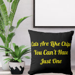 Coussin Chats Personnalisé Funny Cool Drôle Animaux de com<br><div class="desc">Transformez votre espace avec le "Cats Personnalisé Funny Cool Modern Pet Citation Black Throw Oreiller". Idéal pour les amoureux de les chats, ce coussin allie humour et style sans effort. Idéal pour ajouter une touche personnelle à votre décor ou comme cadeau réfléchi. Prenez la vôtre aujourd'hui et laissez briller votre...</div>