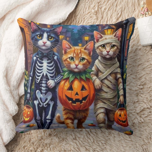 Coussin Chats Tuxedo faisant Trick-or-Treating dans un cos (Couverture)