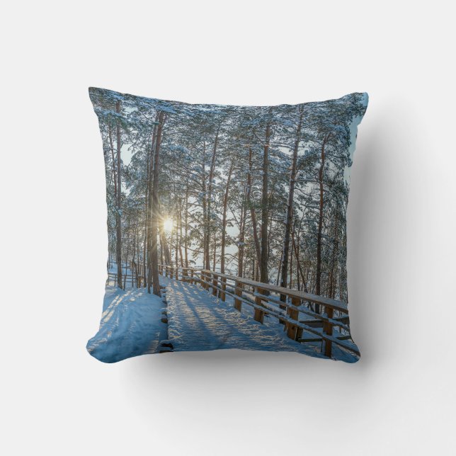 Coussin Chemin en bois sur la forêt d'hiver enneigée (Recto)