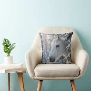 Coussin Cheval Blanc d'Hiver dans un Pin enneigé