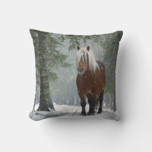 Coussin Cheval Brown dans une forêt d'hiver avec chute de