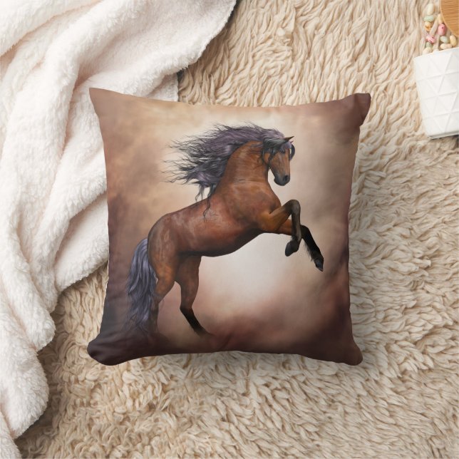 Coussin Cheval brun friésien s'élevant avec des nuages bru (Couverture)