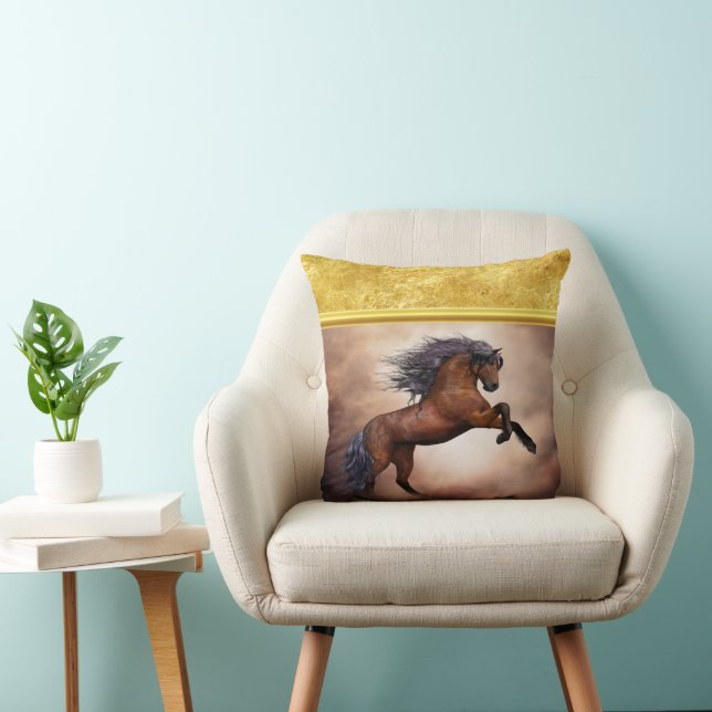 Coussin Cheval brun friésien s'élevant avec des nuages bru (Chaise)