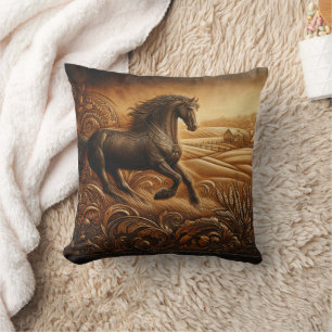 Coussin Cheval dans un paysage rustique à Dusk