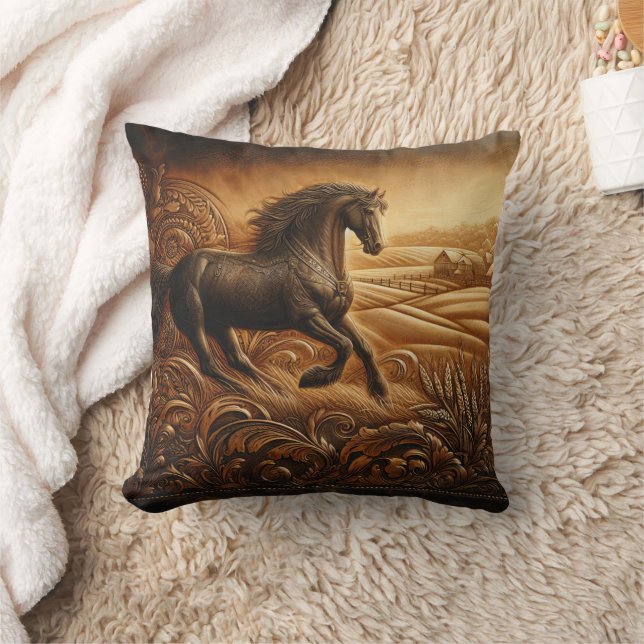Coussin Cheval dans un paysage rustique à Dusk (Couverture)