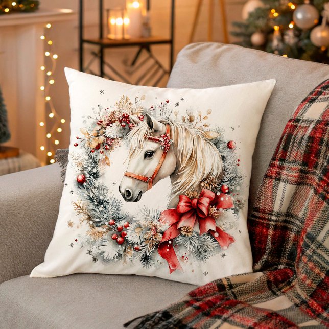 Coussin Cheval d'hiver dans les bois givrés (Winter Horse in Frosty Woods Throw Pillow)